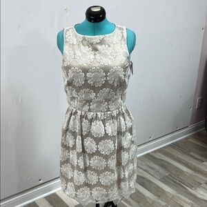 Gabby Skye White and Gold Lace Sleeveless Midi Dress